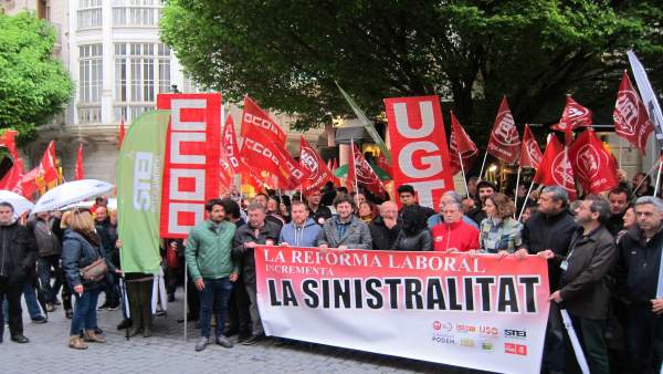 Concentración de partidos y sindicatos contra la precariedad laboral Concentración de partidos y sindicatos contra la precariedad laboral