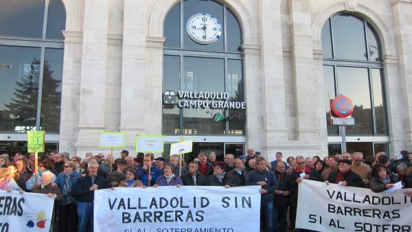 Manifestación A La Puerta De La Estación Manifestación A La Puerta De La Estación