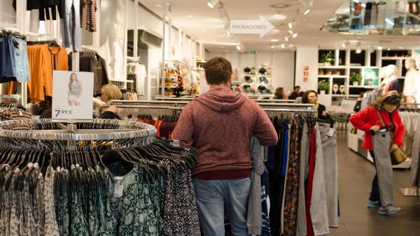Tiendas, tienda, H&M, ropa, compras, compra, gente comprando Tiendas, tienda, H&M, ropa, compras, compra, gente comprando