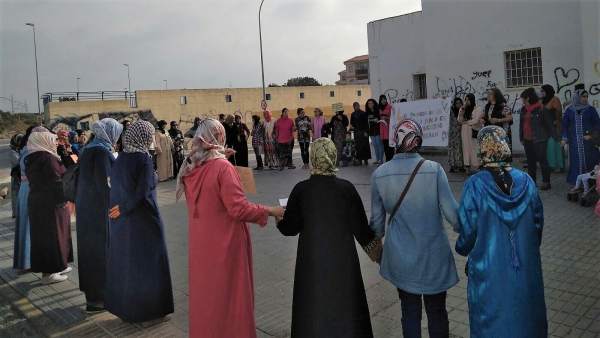Mujeres se concentran por el deterioro de El Puche Mujeres se concentran por el deterioro de El Puche