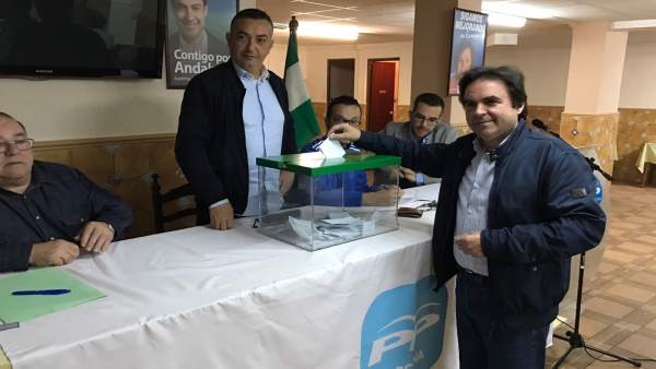 Moreno deposita su voto en la urna en la primera votación del PP de Jaén. Moreno deposita su voto en la urna en la primera votación del PP de Jaén.