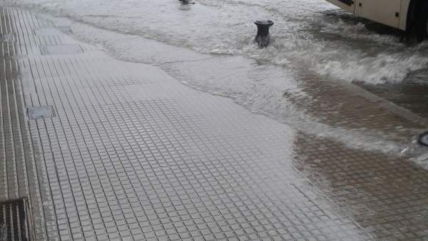 Imagen de una calle de Huelva tras las intensas lluvias. Imagen de una calle de Huelva tras las intensas lluvias.
