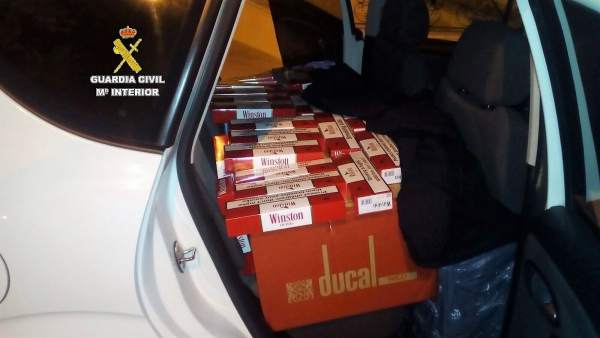 Tabaco de contrabando intervenido en un coche Tabaco de contrabando intervenido en un coche
