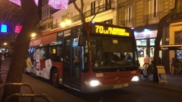 Un autobús de la EMT circulando Un autobús de la EMT circulando