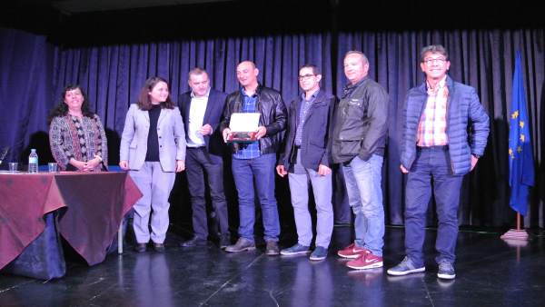MOMENTO DE LA ENTREGA DEL PREMIO MOMENTO DE LA ENTREGA DEL PREMIO