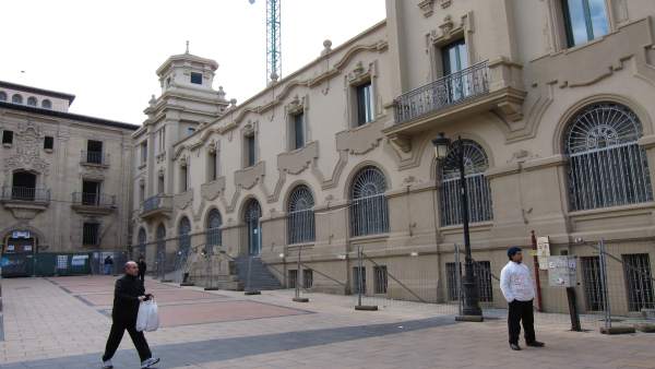 Edificio de Correos en la Plaza de San Agustín de Logroño Edificio de Correos en la Plaza de San Agustín de Logroño