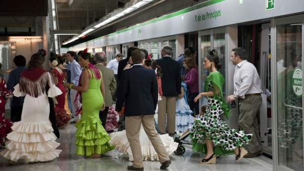 Usuarios del metro durante la Feria. Usuarios del metro durante la Feria.