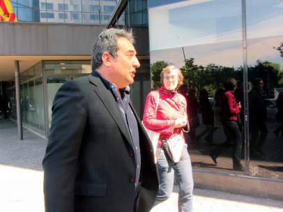 El exalcalde de Sabadell, Manuel Bustos, a la salida de los juzgados