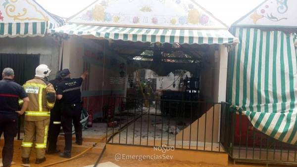 Actuación de los bomberos en la caseta. Actuación de los bomberos en la caseta.