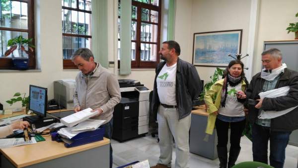 Entrega de firmas en el registro de la Junta de Andalucía Entrega de firmas en el registro de la Junta de Andalucía