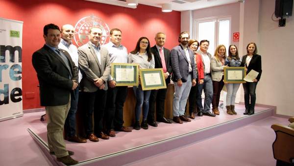 Foto de familia de representantes institucionales y premiados. Foto de familia de representantes institucionales y premiados.