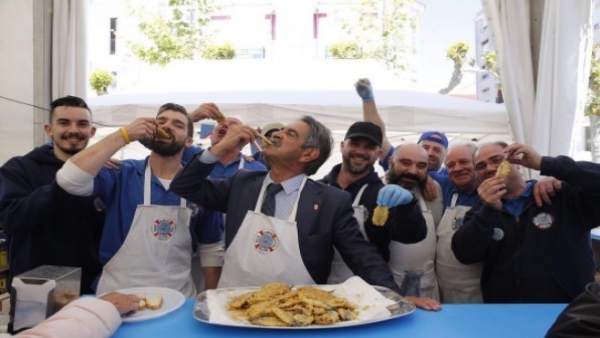 Revilla degusta bocartes en la feria de la anchoa Revilla degusta bocartes en la feria de la anchoa
