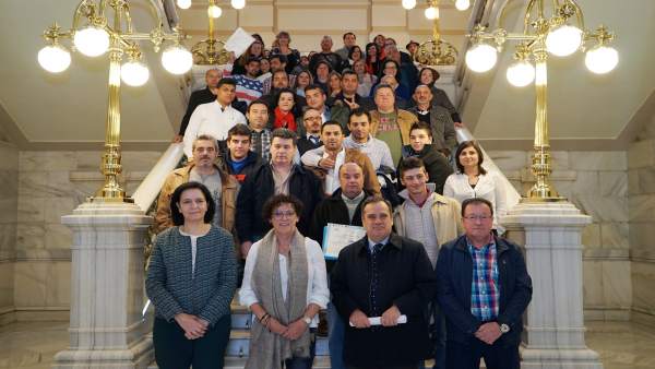 Representantes de las administraciones, junto a los titulados en los cursos Representantes de las administraciones, junto a los titulados en los cursos