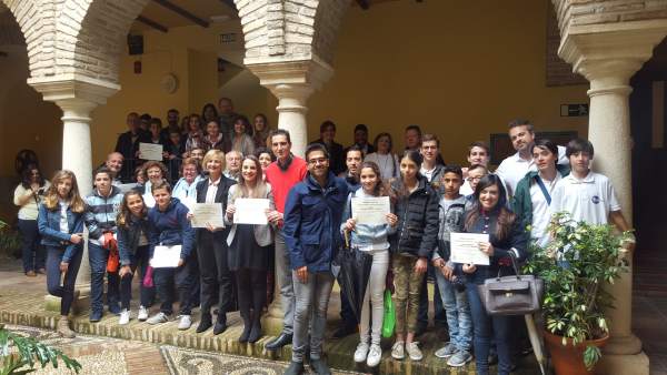 La delegada (centro), con los galardonados La delegada (centro), con los galardonados