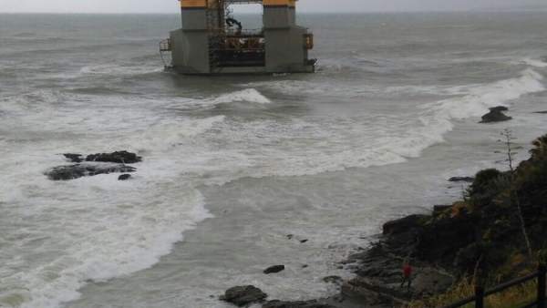Gabarra de construcción, varada cerca de Benalmádena (Málaga) al romper remolque Gabarra de construcción, varada cerca de Benalmádena (Málaga) al romper remolque