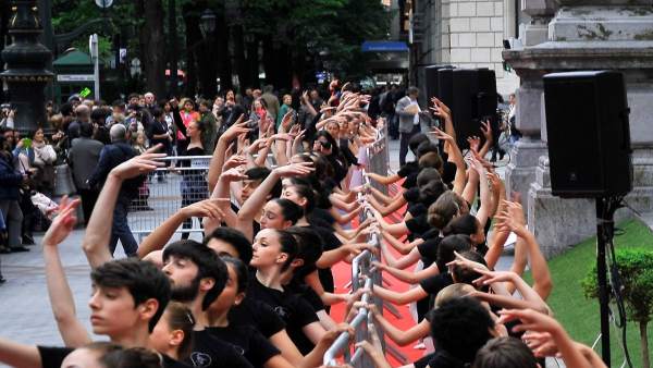 Alumnos de las escuelas de danza de Bizkaia bailan en la calle Alumnos de las escuelas de danza de Bizkaia bailan en la calle