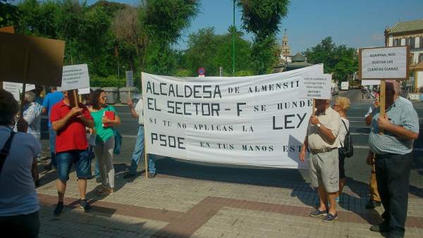 Protesta de afectados del conflicto del Sector F de Almensilla Protesta de afectados del conflicto del Sector F de Almensilla