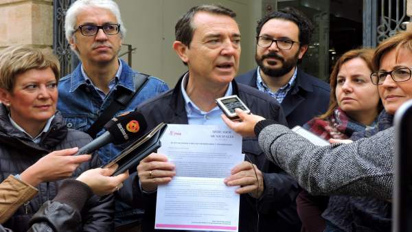 El portavoz del PSOE en el Ayuntamiento entrega cartas en el Mercado Central El portavoz del PSOE en el Ayuntamiento entrega cartas en el Mercado Central