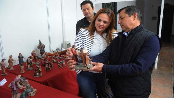 Barbero observa una de las figuras expuestas en el IV Encuentro Belenista Barbero observa una de las figuras expuestas en el IV Encuentro Belenista