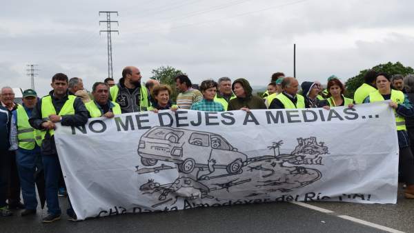 Los concentrados durante el corte de la A-431 en Almodóvar Los concentrados durante el corte de la A-431 en Almodóvar