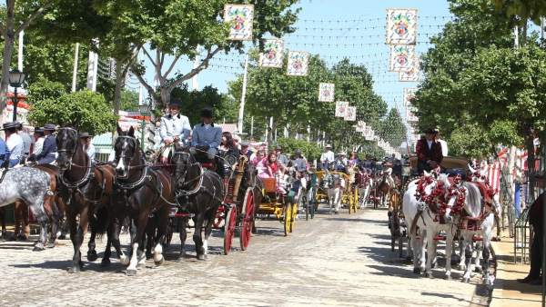Coches De Caballos En La Feria De Abril De Sevilla Coches De Caballos En La Feria De Abril De Sevilla