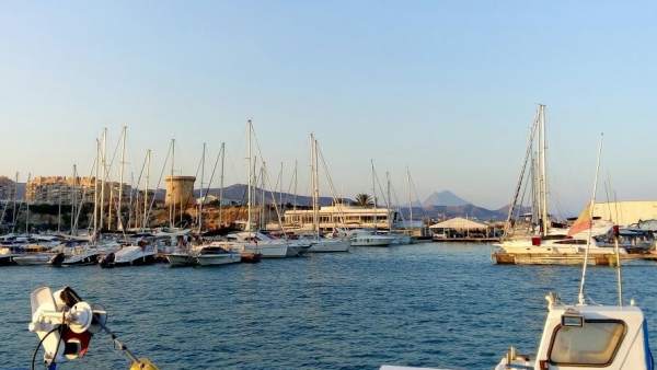 El Puerto de El Campello y la Torre Illeta de l'Horta o Saleta al fondo El Puerto de El Campello y la Torre Illeta de l'Horta o Saleta al fondo