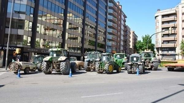 Tractores de agricultores en Asaja, en Lleida Tractores de agricultores en Asaja, en Lleida