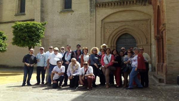 Foto de familia de los organizadores de la visita. Foto de familia de los organizadores de la visita.