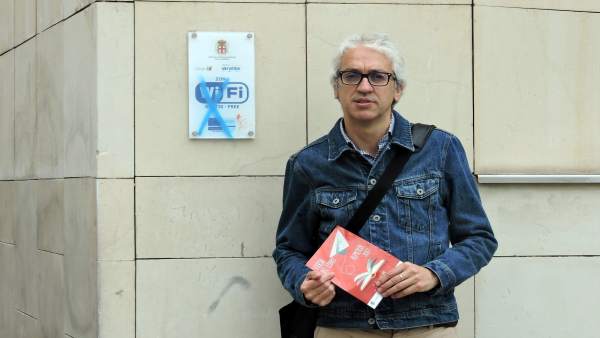Manuel Vallejo (PSOE) frente a una señal de punto wifi en Almería Manuel Vallejo (PSOE) frente a una señal de punto wifi en Almería