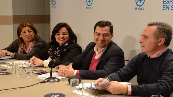Juanma Moreno, junto a Juan Bueno y Virginia Pérez Juanma Moreno, junto a Juan Bueno y Virginia Pérez