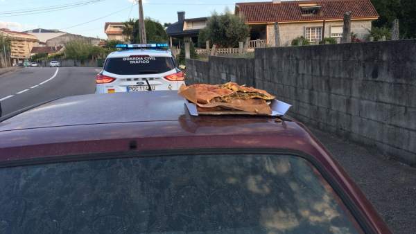 Un joven viajaba sobre el capó con una empanada Un joven viajaba sobre el capó con una empanada