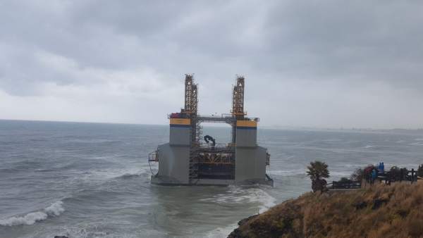 Cajonero gabarra varado playa benalmádena salvamento marítimo Agronauta estructu Cajonero gabarra varado playa benalmádena salvamento marítimo Agronauta estructu