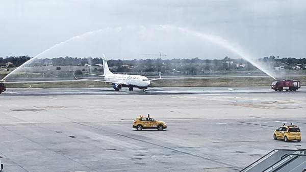 El avión ha sido recibido con un chorro de agua como es tradición El avión ha sido recibido con un chorro de agua como es tradición