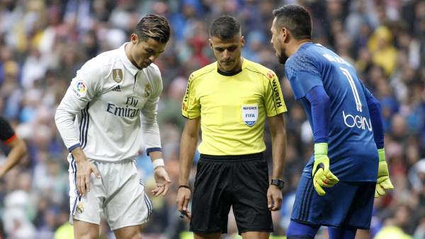 Alves detiene otro penalti a Cristiano Alves detiene otro penalti a Cristiano