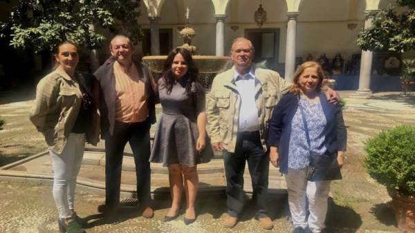 La concejal Lorena Rodríguez (Cs) junto a miembros de la Hermandad del Rocío La concejal Lorena Rodríguez (Cs) junto a miembros de la Hermandad del Rocío