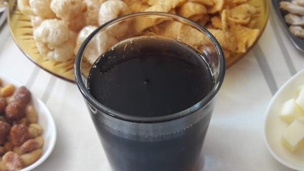 Una bebida azucarada. Una bebida azucarada.