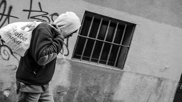 Inmigración, inmigrantes, inmigrante andando, pobreza, pobre Inmigración, inmigrantes, inmigrante andando, pobreza, pobre