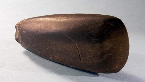 Hacha pulida de La Garma. Arte. Arqueología. Prehistoria. Hacha pulida de La Garma. Arte. Arqueología. Prehistoria.