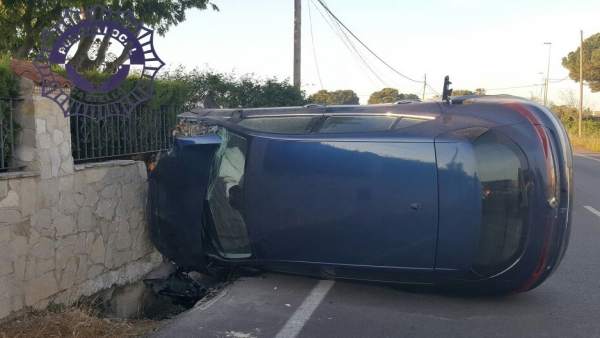 El coche golpeó el muro de una vivienda El coche golpeó el muro de una vivienda