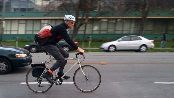 Métodos para hacerte ver cuando vas en bicicleta Métodos para hacerte ver cuando vas en bicicleta