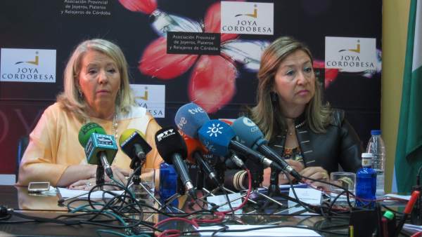 Milagrosa Gómez, presidenta de la Asociación Provincial de Joyeros, Plateros y Relojeros de Córdoba San Eloy, y Magdalena Entrenas, abogada de la entidad. Milagrosa Gómez, presidenta de la Asociación Provincial de Joyeros, Plateros y Relojeros de Córdoba San Eloy, y Magdalena Entrenas, abogada de la entidad.