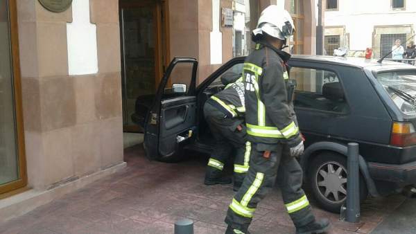 Un coche empotrado Un coche empotrado