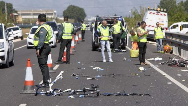 Dos ciclistas muertos y tres heridos al ser arrollados por una conductora que iba bebida y drogada Dos ciclistas muertos y tres heridos al ser arrollados por una conductora que iba bebida y drogada