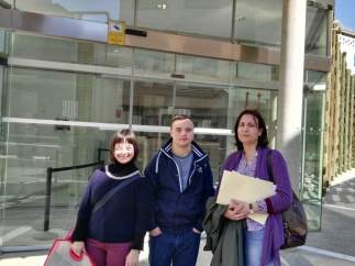 Pilar Sanjuán i dos joves de Down Lleida ante la Fiscalía