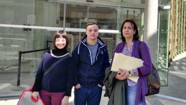 Pilar Sanjuán i dos joves de Down Lleida ante la Fiscalía Pilar Sanjuán i dos joves de Down Lleida ante la Fiscalía