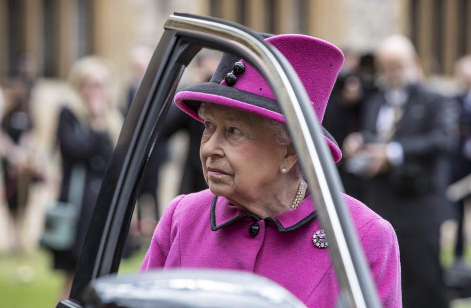 Fotografían a la reina Isabel II, de 91 años, conduciendo su Jaguar