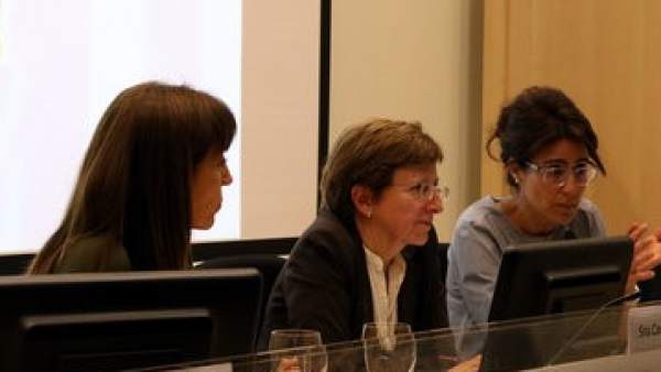 Nancy Babio, presidenta del CODIUCAT, Carmen Cabezas, Subdirectora general Subdirecció general de Promoció de la Salut y Olga Cuesta, presidenta de Celiacos de Cataluña. Nancy Babio, presidenta del CODIUCAT, Carmen Cabezas, Subdirectora general Subdirecció general de Promoció de la Salut y Olga Cuesta, presidenta de Celiacos de Cataluña.