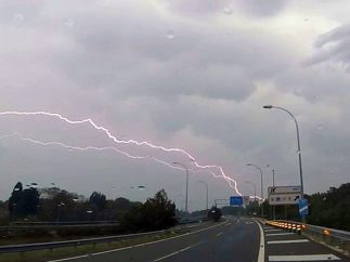 Rayo sobre la autopista