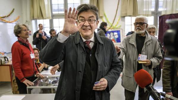 Mélenchon vota en las elecciones francesas Mélenchon vota en las elecciones francesas