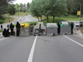 Una de las barricadas en los accesos a la UAB